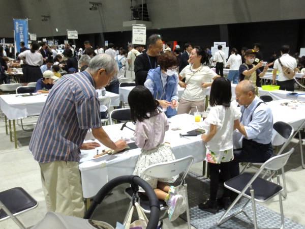 ものづくりマイスターの指導の様子「家具製作職種（スマホケース製作）」