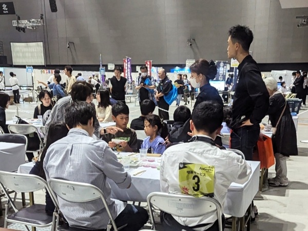 熟練技能者の指導の様子「七宝焼き（七宝焼きキーホルダー製作）」