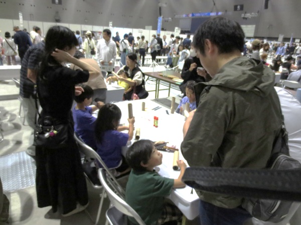 ものづくりマイスターの指導の様子「ガラス施工職種（万華鏡製作）」