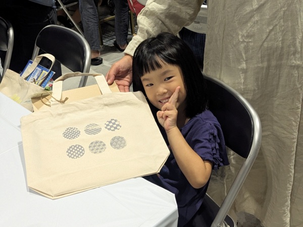 参加者の様子「染色職種（箔下糊のふわもこ柄トートバック製作）」