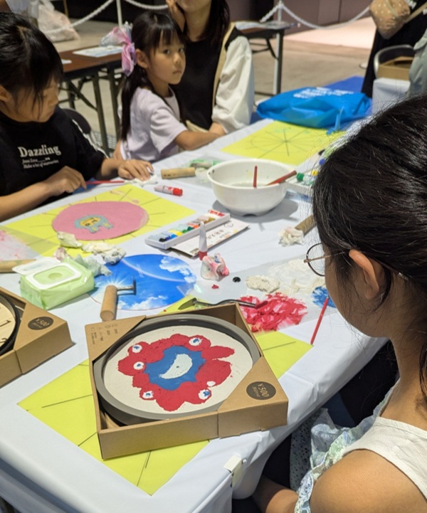 ものづくりマイスターの指導の様子「フラワー装飾職種（フラワーアレンジメント製作）」