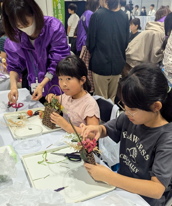 参加者の様子「左官職種（左官アート時計製作）」