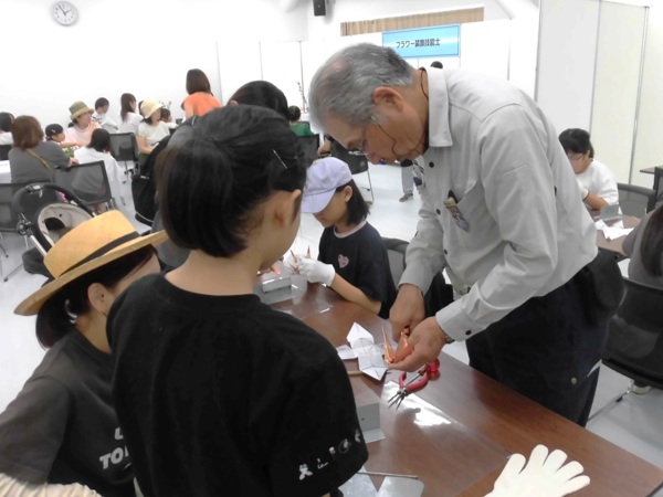 ものづくりマイスターの指導の様子「建築板金職種」