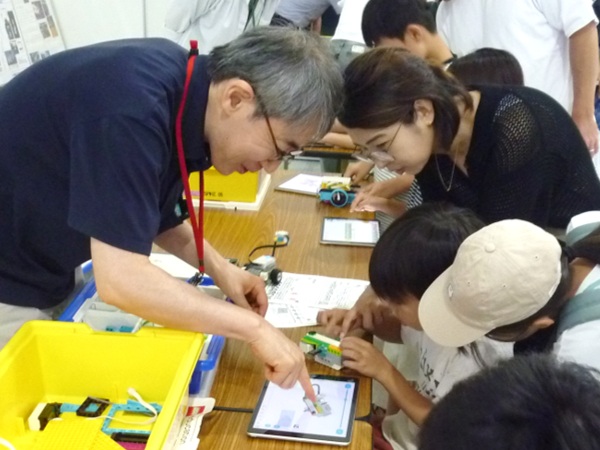 ものづくりマイスターの指導の様子「ＩＴ職種」