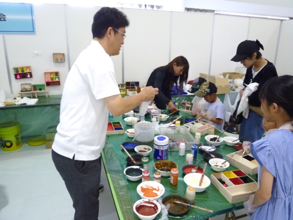 ものづくりマイスターの指導の様子「塗装職種」