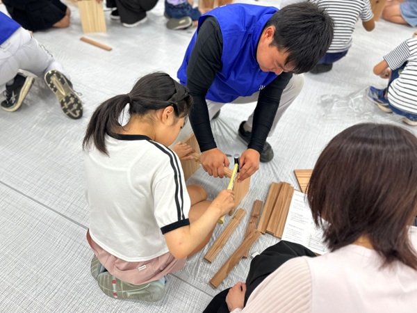 ものづくりマイスターの指導の様子「建築大工職種」