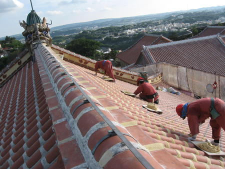 沖縄県の伝統的漆喰琉球赤瓦屋根施工技法の習得･継承及び後継者の育成活動